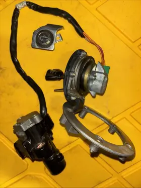 37101-20820 Suzuki 17 2018-2019 Gsxr250r Gsxr 250r Oem Ignition Gas Cap Lock Set